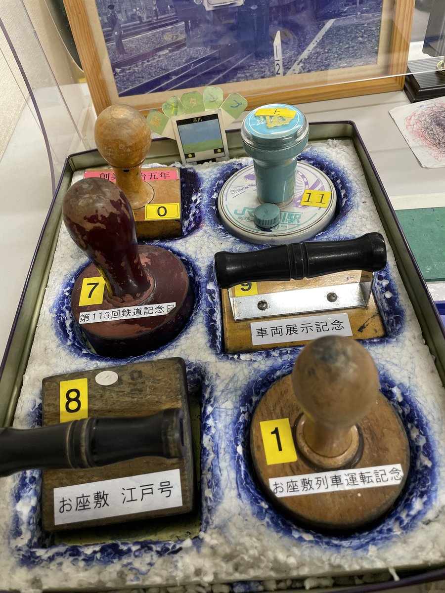 pojipojitama's tweet photo. 品川の駅事務室では歴代のスタンプが保管されており、お願いすると押印することが出来ます。

昨年の開業150周年スタンプから、古いものでは80年代のスタンプまで豊富なラインナップです。

押し鉄の皆さんには堪らない時間が過ごせるかと思います！ https://t.co/QcmTE681wc