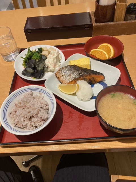 😊こんばんは、今日の昼食は、🐟魚料理が食べたくなったので🐟鮭定食を食べました。美味かったです💯🙆‍♂️🥰