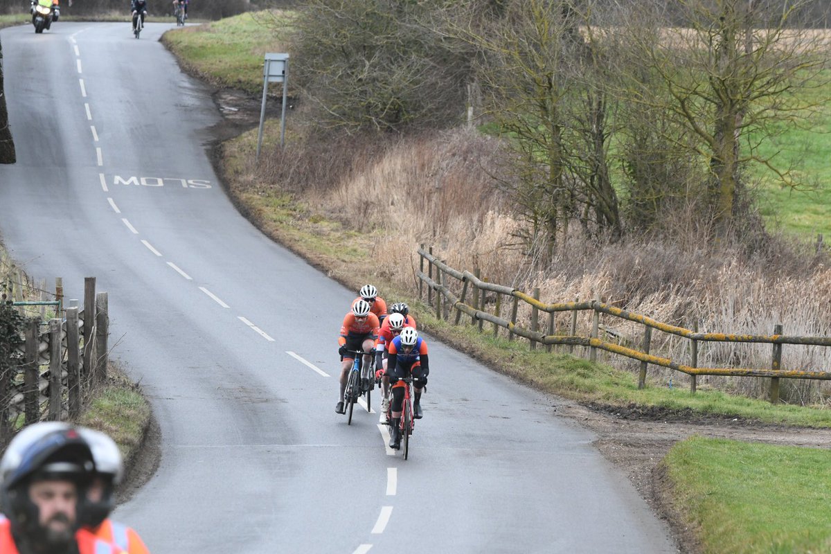 VeloUK's tweet image. Break has gone clear at Perfs and is being chased by two and then two and then the peloton third lap #perfspedal