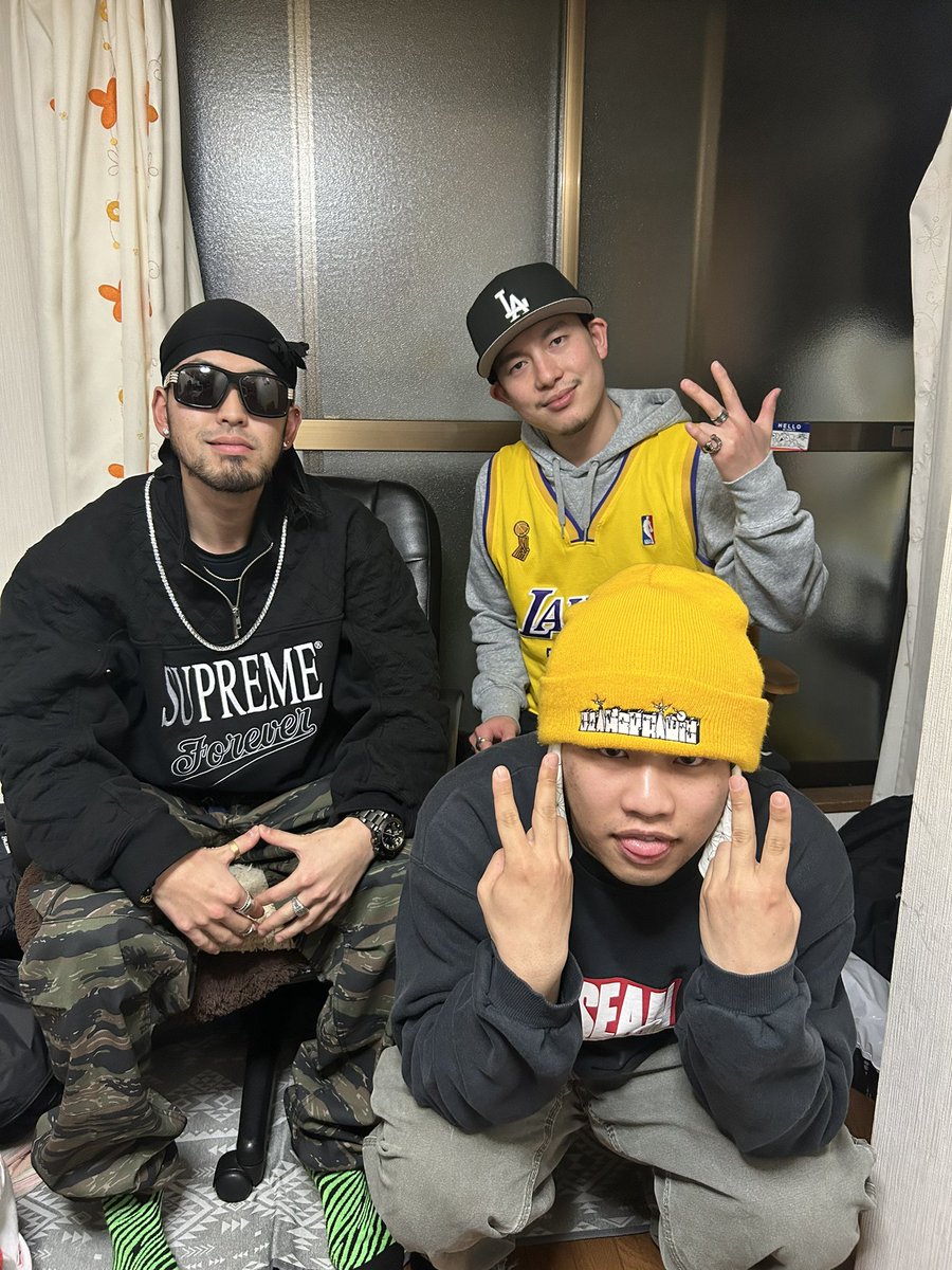 yamaokaryutaro1's tweet photo. 3組目はDOPEING TRIBE @SARUDOPE_NADA @tryhardlife22 FR¥君 @FRY_Nara96 が来てくれました！
・
今回3人での曲録らしていただきました！
・
ドープなビートに最高のラップ乗せていただきました！3人とも個性炸裂しててめっちゃ渋い曲に仕上がりました！早く聞いてほしい！ https://t.co/jiIJWgkqnT