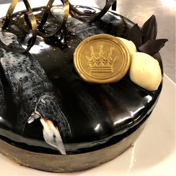 ChefAcademyLond's tweet photo. At Chef Academy London we walk you through the processes for each step of a three-course meal. Here we see the students learning how to make a desirable chocolate cake with a golden Chef Academy coin.

Book a course now: https://t.co/45b8J0laD3 

#Chocolatecake #Dessert #EnrolNow https://t.co/DN7nMPytLm