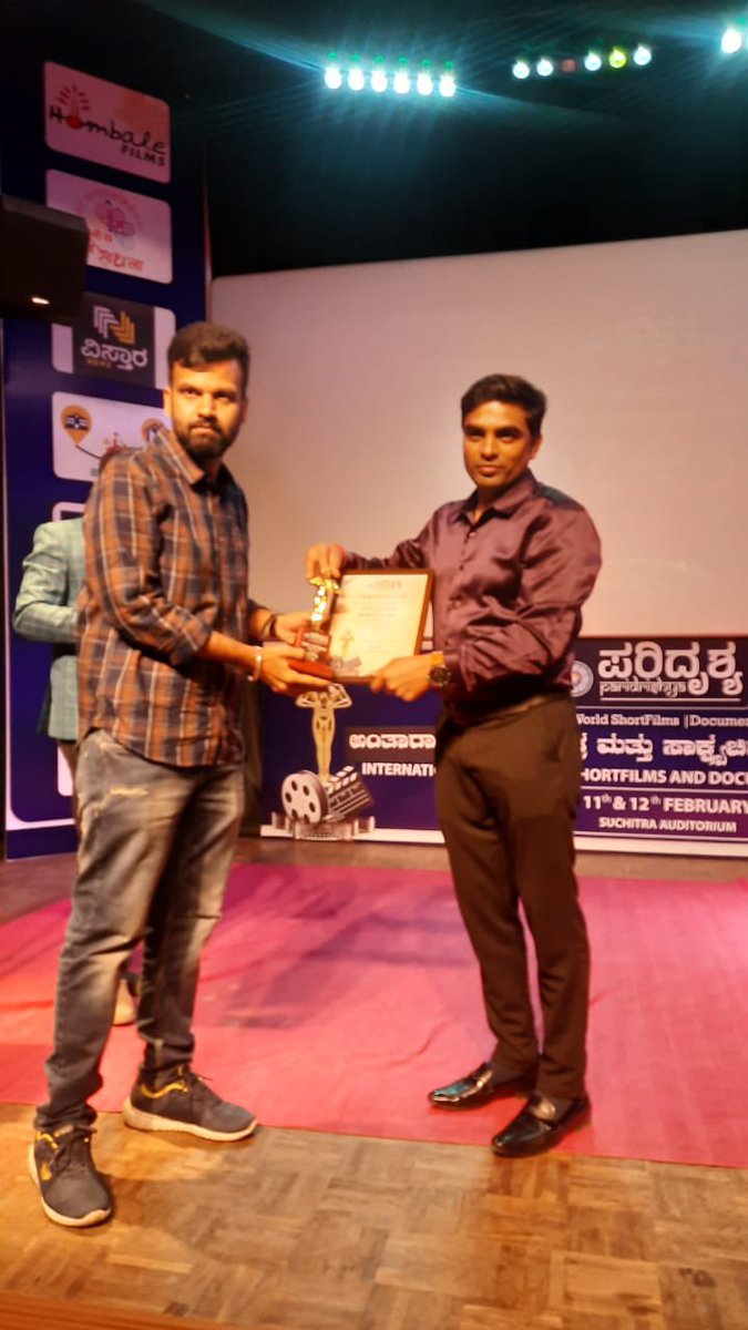 ParidrishyaFest's tweet photo. #ParidrishyaFilmFest
#ParidrishyaFest 
#ParidrishyaAward for Best #Actress Amateurs goes to Sindhu for the movie The Gift.
Well known Filmmaker Rohit Padaki presenting the award. https://t.co/rPQHieNWm5