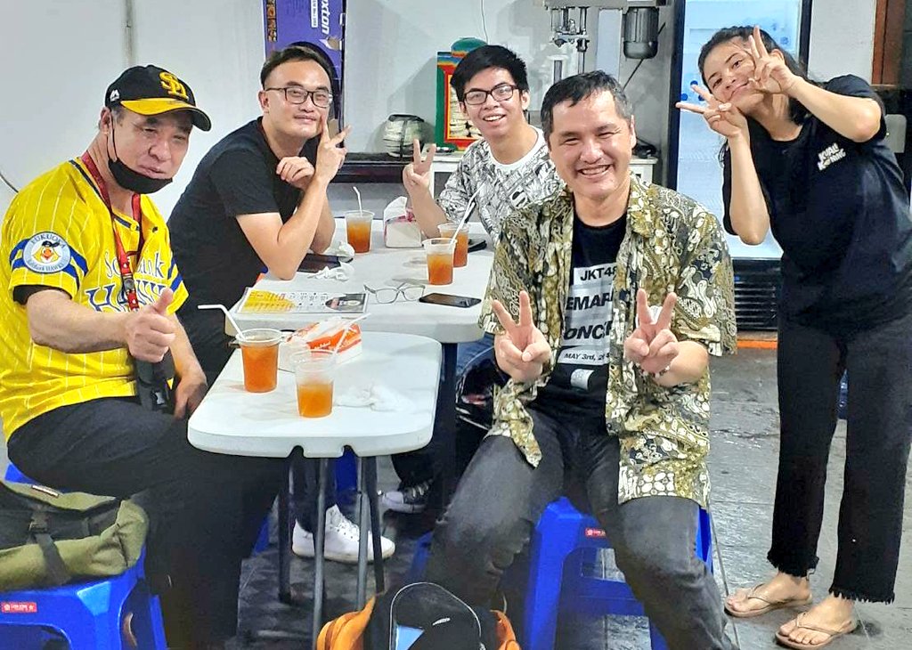 JonathanF_29's tweet photo. Happy banget kemarin bisa kumpul dan bertemu dengan Kanji-san @212_kan dan Akira-san @Akira85585255 🤩🤩🤩

Lalu abis itu mengunjungi Kuali Kuning Nasi Bakar @MelatiSesilia 😄😄😄👍👍👍 https://t.co/Uo2BlHb2Ya