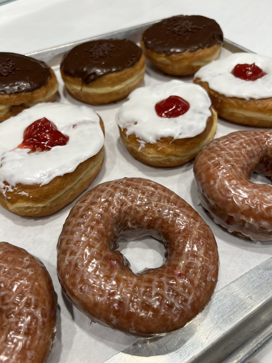 Have you tried our new flavors yet? Cherry Glazed, Open Faced Cherry, and Chocolate Dream! Absolutely delicious!
#kanesdonuts #valentines #donuts #boston #familyownedbusiness #thebest #cherry #chocolate