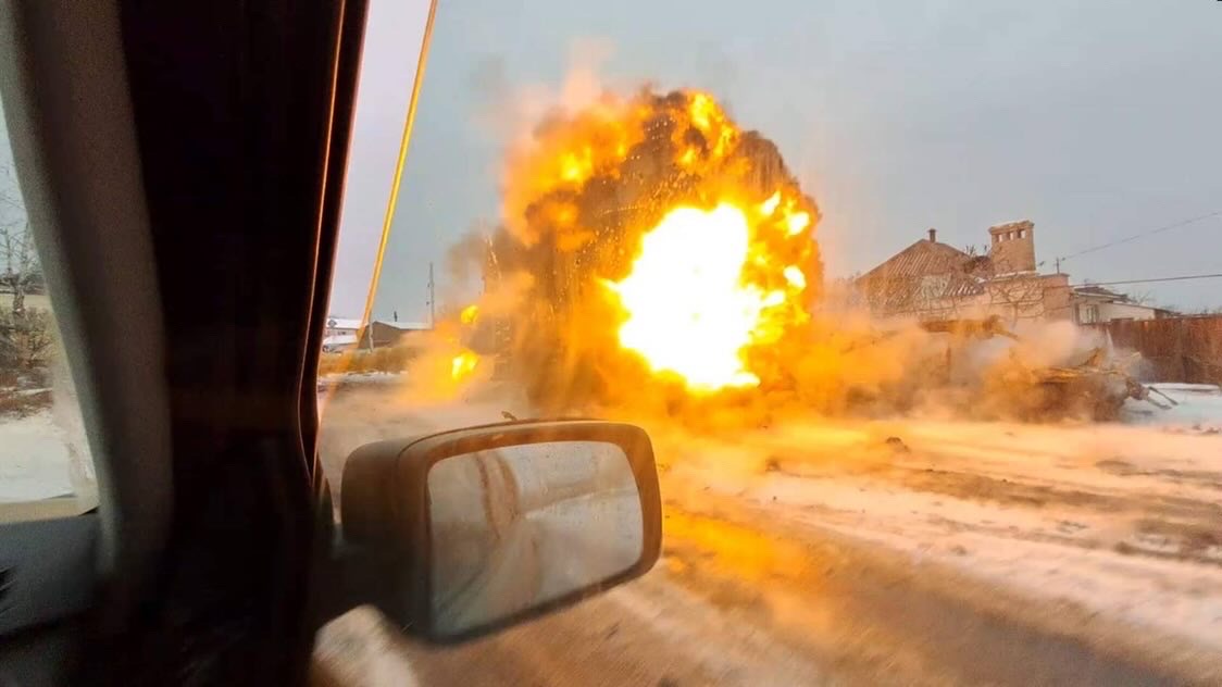 JayinKyiv's tweet photo. Russians ambushed and directly targeted a Global Outreach Doctors group that were evacuating civilians with an ATGM missle, killing an American and wounding other volunteers.

Path of missle was caught on camera.

More evidence for the tribunals. https://t.co/8YIezh9JS7