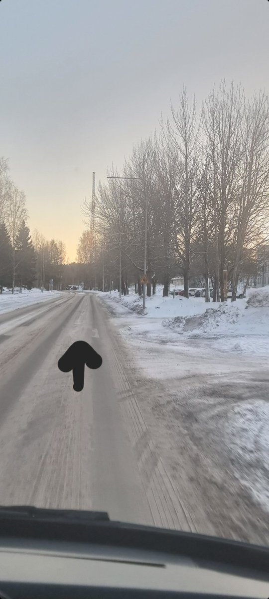 Bongaa kuvasta suojatie.
Kuvan reunasta vasemmalta on kerran jos toisenkin tielle kävellyt pieni koululainen aamun kiireessä, kadulla jossa kaupunkiliikenteen bussi menee 6x tunnissa. <a href="/Tamperekaupunki/">Tampereen kaupunki</a> #turtolankatu #koulumatka #turvallisuus