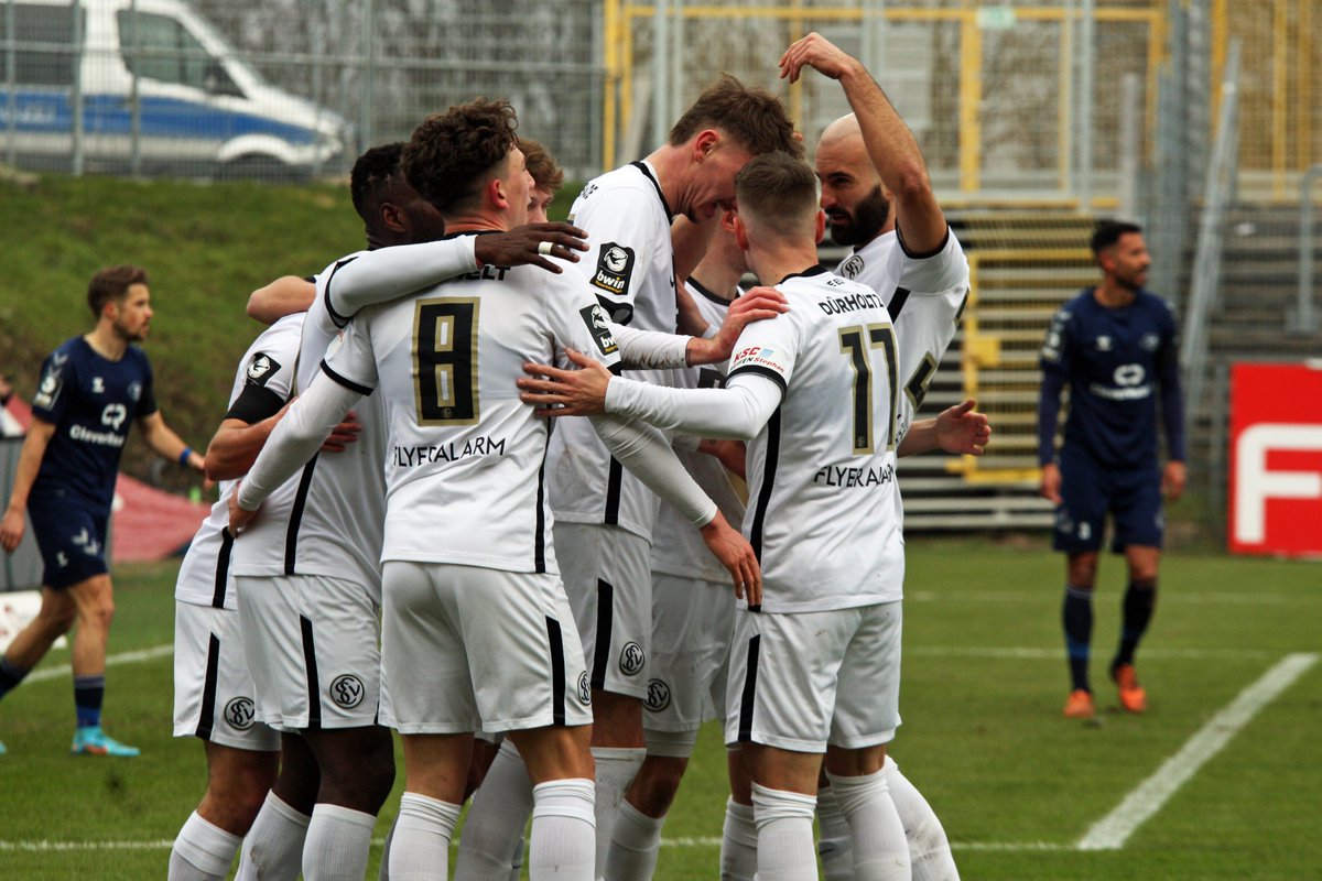 SV07Elversberg's tweet photo. #UnsereElv marschiert immer weiter! 🤩🚂 Auch gegen den VfB Oldenburg lässt unser Team nichts anbrennen und schnappt sich die drei Punkte! 🖤🤍 Hier geht's zum Nachbericht zu #ELVVFB! 👉 https://t.co/YvwdD9cifn

#DieElv #NurDieSVE https://t.co/Rv41lx7l2F