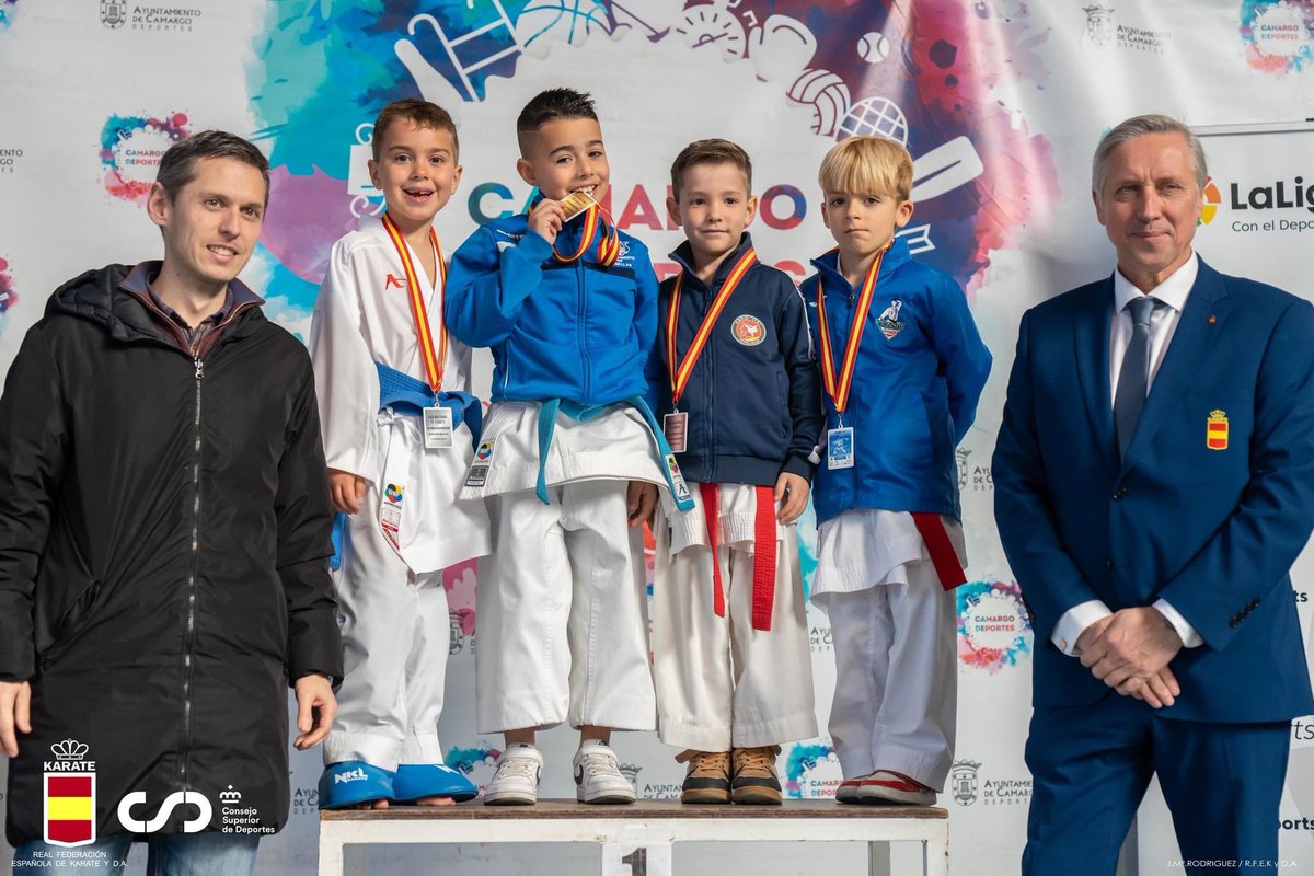 DeportesGobCant's tweet photo. Espectacular Liga Nacional y Liga Iberdrola infantil de karate 🥋 en el pabellón de Revilla de Camargo.
#LnKi #Cantabria #Camargo https://t.co/9gBWjvsjCU