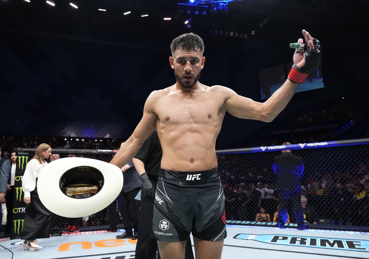 ufc's tweet photo. Yair Rodriguez deserved to take a bow after last night's championship performance 🏆👏 #UFC284 https://t.co/cY8V6xq6Bz