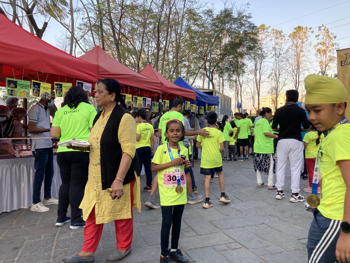 sreejithmoolayl's tweet image. A team who has cooked max for 10 people took up the challenge to make hot breakfast for 1500. 
That’s how my Sunday is going . How about you ? #unityrun #pune #marathon
