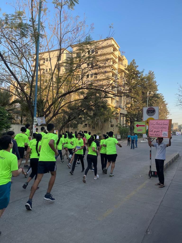sreejithmoolayl's tweet image. A team who has cooked max for 10 people took up the challenge to make hot breakfast for 1500. 
That’s how my Sunday is going . How about you ? #unityrun #pune #marathon