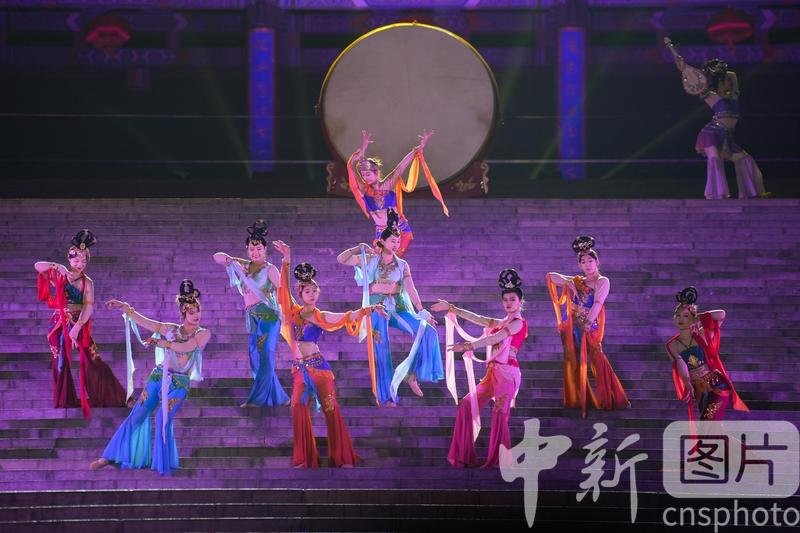 photo_cns's tweet image. Tourists enjoy the cultural performance at the Guanque Tower scenic spot in Yongji City, northwest China’s Shanxi Province, in the evening of February 1, 2023. (Photo by Wu Junjie/CNSPHOTO)#GuanqueTower #scenicspot #Culturalshow