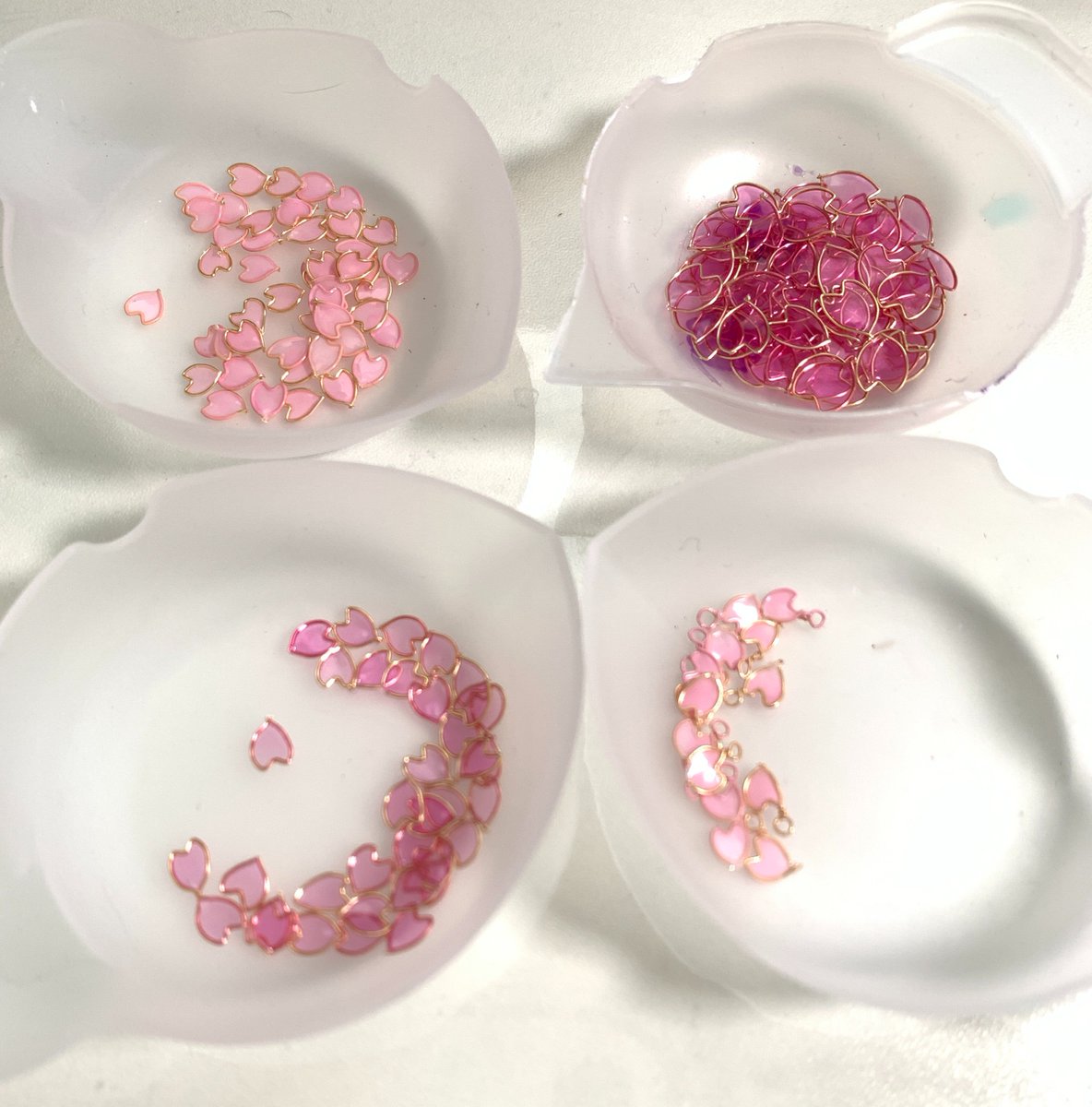 LIBERAL_JEWELRY's tweet photo. 桜のアクセサリー制作中♪

minneで販売させてもらってます
見ていただけると嬉しいです(^^)/

STORE
https://t.co/eDofo6RD5K 

#桜#さくら#sakura#ピアス#minne#ミンネ#minneで販売中#アメリカンフラワー#Dip#Dipart#ディップアート#ハンドメイド#イヤリング#春#春コーデ#ピンク https://t.co/9BD6ZH4rt3