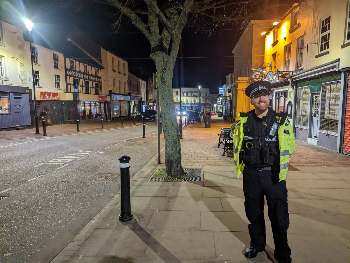 NWPNorthFlint's tweet photo. #SpecialConstables were helping out on foot patrols in Holywell last night making sure everyone was enjoying themselves responsibly ☺️👣 https://t.co/XZVa4CE4NT