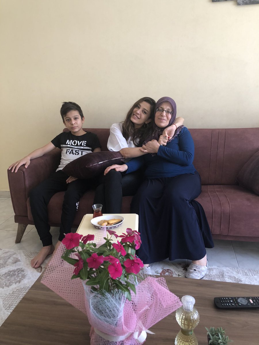 Ciğerlerim Nefes alma sebeplerim.  Hep derdim ki anne acısı mı baba acısımı kardeş acısımı zor.Rabbim üçünüzü aynı anda aldı benden.Tek sahibimiz rabbim olduğu için isyan etmiyorum O verdi o aldı. Onundunuz zaten.Ama kabullenmek çok zor nefes almak çok zor. Allah’ıma emanetsiniz.