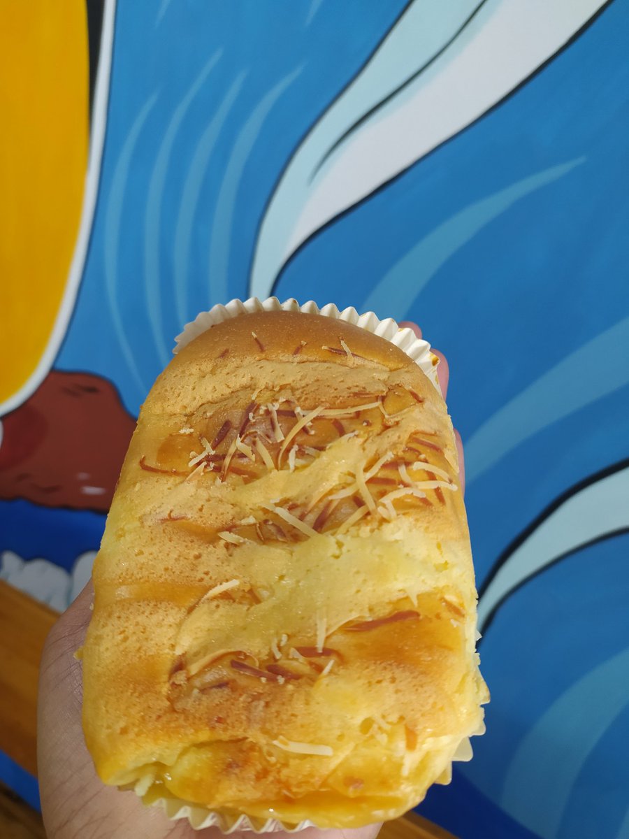 Ph_Splendid's tweet photo. @FOODFESS2 Orang banda aceh pasti tau Bakery Uwais. Varian rasa susu kejunya beuh. Wangiii sampai suapan terakhir https://t.co/8Ly9G5TD9g