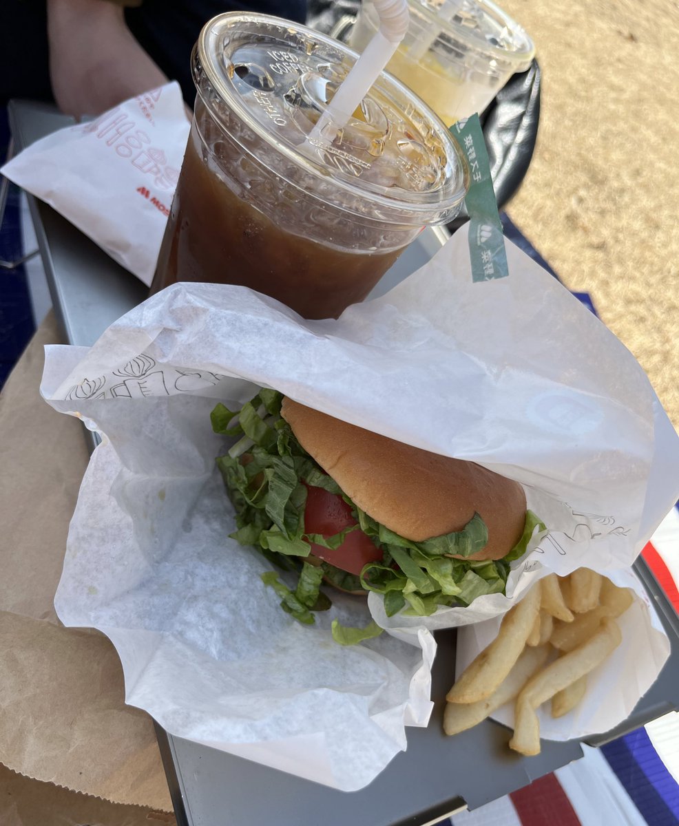 at03270829's tweet photo. 今日のランチはモスバーガー🍔
暖かかったので公園でお昼〜
鴨と魚にエサやりしてきた🐟🦆

夜はモスチキン🍗笑 https://t.co/LBf0OaXBX9