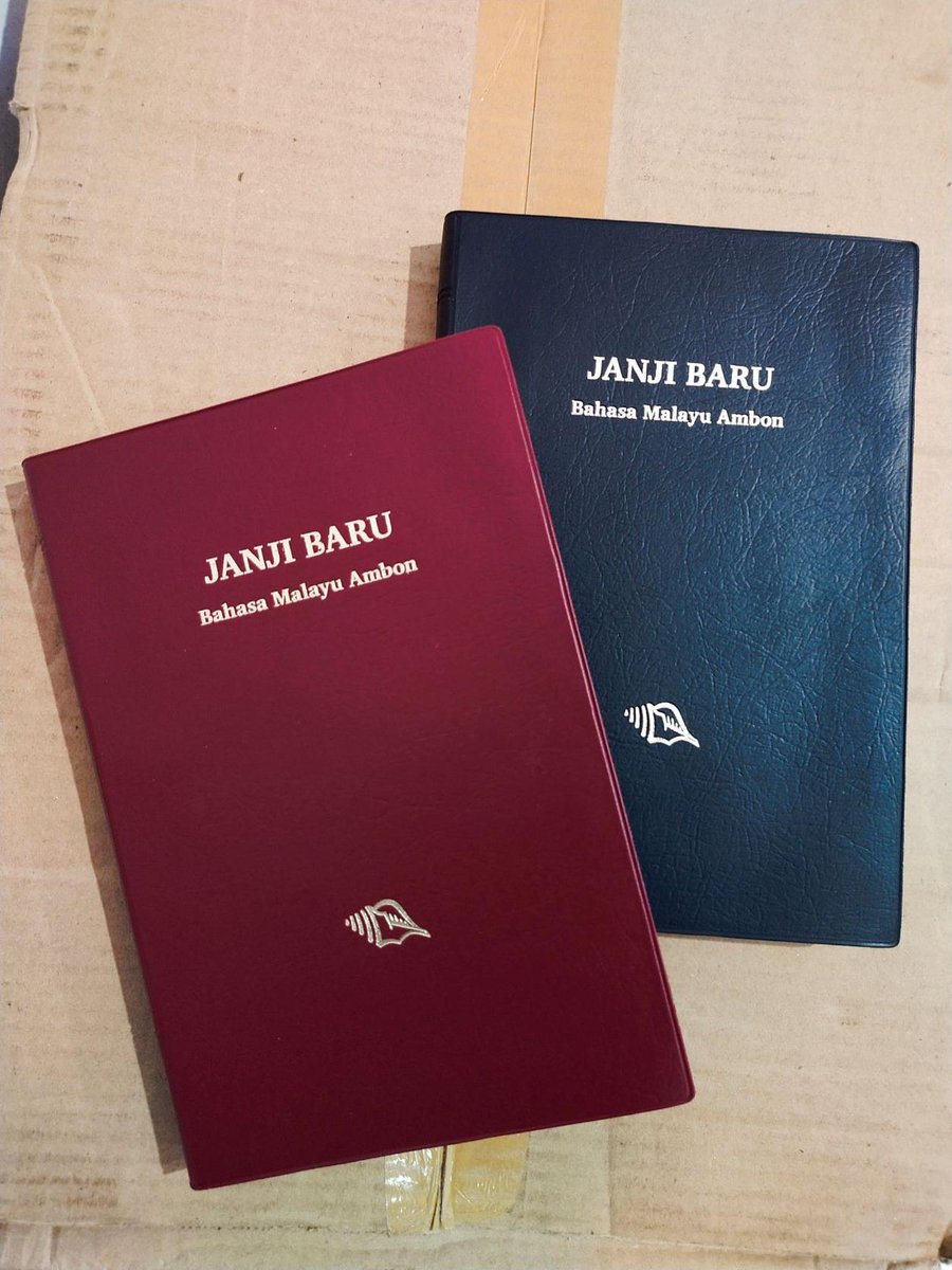 wycliffeuk's tweet photo. Pray for a mighty work of the Holy Spirit as the Ambonese Malay people read God’s words to them in the language they understand best.
📸: New Testaments in Ambonese Malay
#NewTestaments #Ambonese #BibleForEveryone #God https://t.co/ATFIoBVW8H