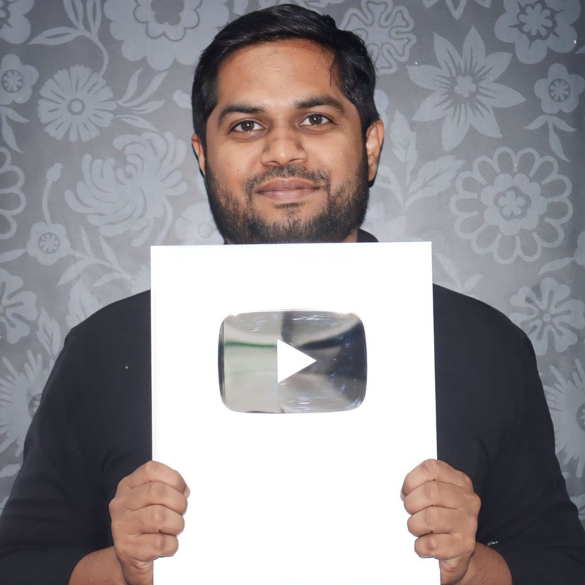 TalhaGulbargavi's tweet photo. #NewProfilePic #youtubecreatorawards #SilverCreatorAward #silverbutton https://t.co/eMfPIPuRps