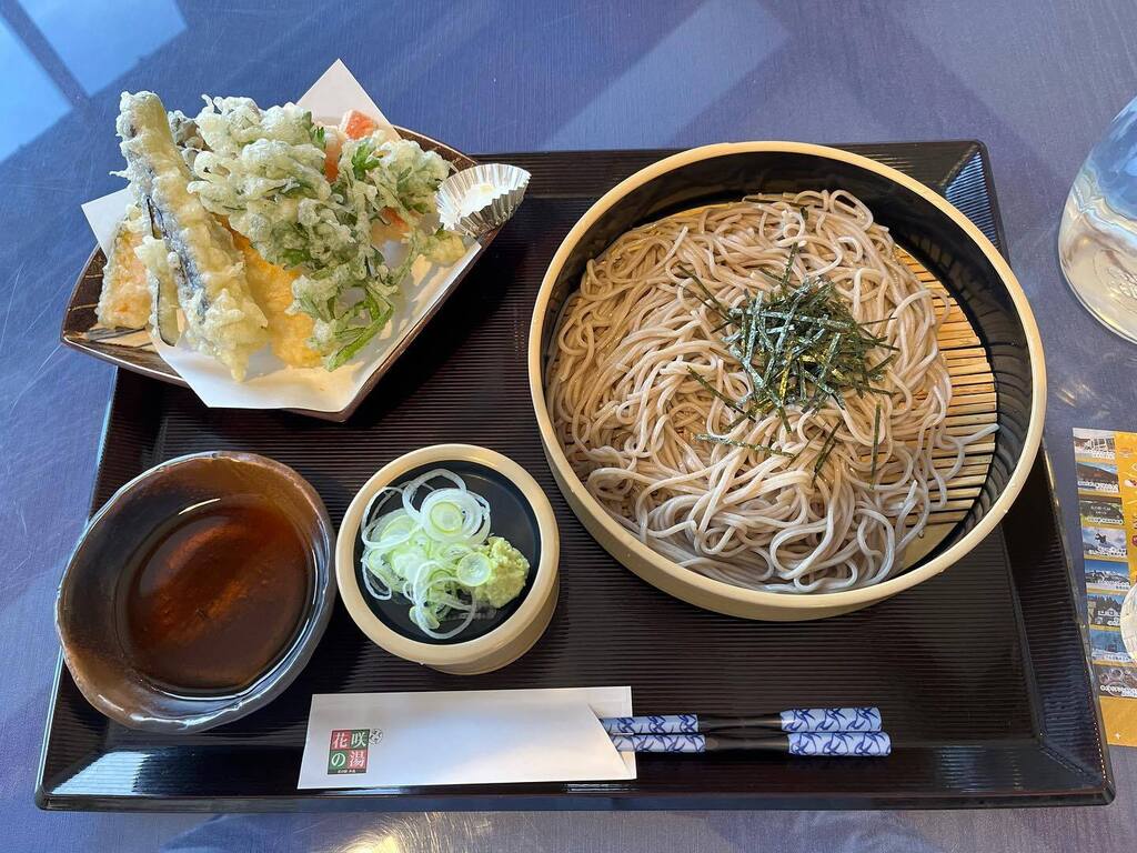 Fat_TAKE's tweet photo. スキー帰りに片品村の花の駅片品花咲の湯へ！
疲れた体に温泉とサウナ、そして名物の舞茸天ぷらとお蕎麦で身も心もTOTONOW!
#花の駅片品花咲の湯
#TOTONOW https://t.co/bEUPJOtGPL https://t.co/YXF0XxyR0T