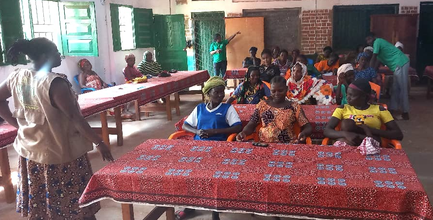 AbaloOuboule's tweet photo. Au-delà de #Bangui, mais sur le terrain et au plus près populations à la base: @RadioNdekeLuka #StopAtènè a sensibilisé cette semaine les organisations féminines de #Bangassou sur les #rumeurs, #fakenews et #discourshaineux
@FondHirondelle 
@UEDouglasCarp 
@EricMarclay 
@eu_eeas https://t.co/KSQuKRsR63
