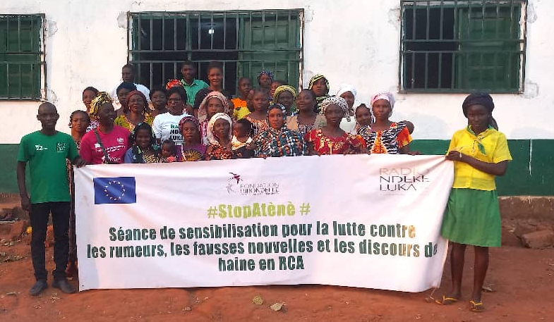 AbaloOuboule's tweet photo. Au-delà de #Bangui, mais sur le terrain et au plus près populations à la base: @RadioNdekeLuka #StopAtènè a sensibilisé cette semaine les organisations féminines de #Bangassou sur les #rumeurs, #fakenews et #discourshaineux
@FondHirondelle 
@UEDouglasCarp 
@EricMarclay 
@eu_eeas https://t.co/KSQuKRsR63