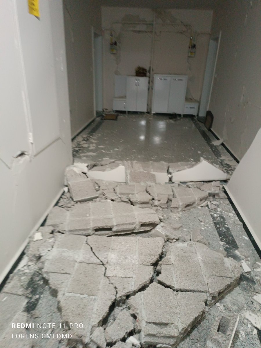 forensicmedmd's tweet photo. Burası benim bina. Sağlam raporu vermişler. İçeri girme yok, örnekleme yok, depreme dayanıklı damgası var ve harabe gibi. Ama hali bu. 
Çocuklarım ve hanıma eşya almalıydım, girdim. Görüntü aldım.
12.02.2023 saat:10:15 https://t.co/O04TLXH4YZ