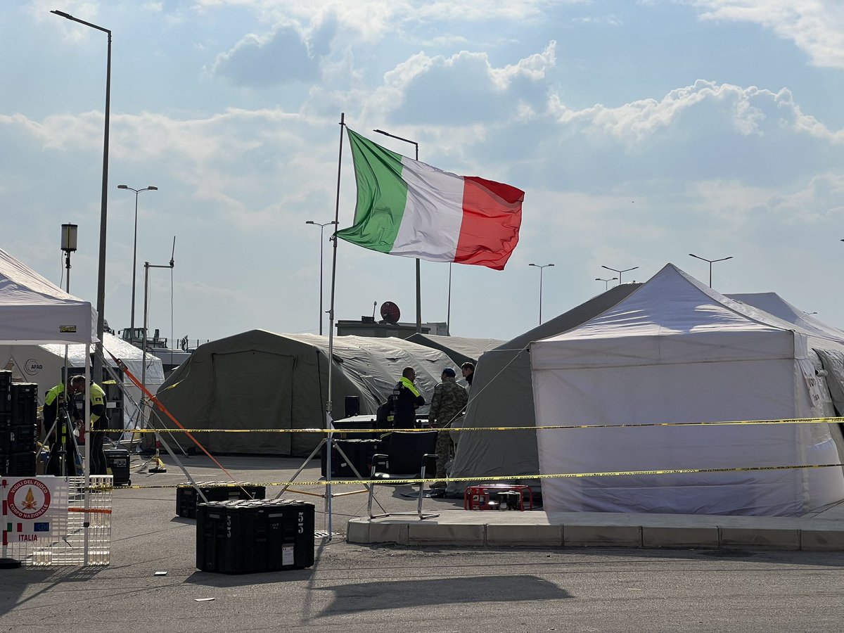 _lucari's tweet photo. Nelle missioni all’estero lo senti che stai rappresentando il Paese. E quando abbiamo salvato il ragazzo è stato un po’ come vincere il Mondiale, con la gente turca ad applaudire. L’#Italia dei #vigilidelfuoco

#TurkeyEarthquake #Turkey #Turchia #Terremoto #earthquake #pride https://t.co/ETila7kg1X
