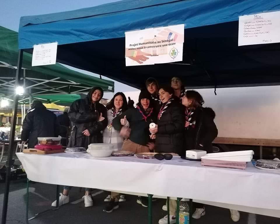EEDF_merignac's tweet photo. Les ainé•e•s des @EEDF_officiel à @merignac sont présent•e•s et motivé•e•s au marché de Mondesir pour partager leur projet international : allez au Sénégal en 2024 pour restaurer une école avec des scouts locaux.
#Scout #laique #EEDF #projet #jeunesse https://t.co/j0Hettg2uq