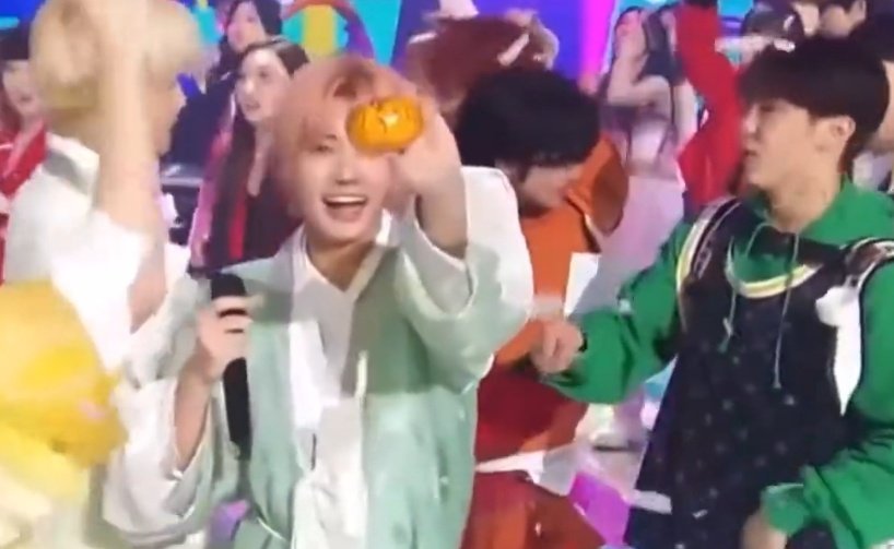 txtmiu's tweet photo. my mans holding seungkwan's tangerine like its the inkigayo trophy https://t.co/KTkPJZrSYU