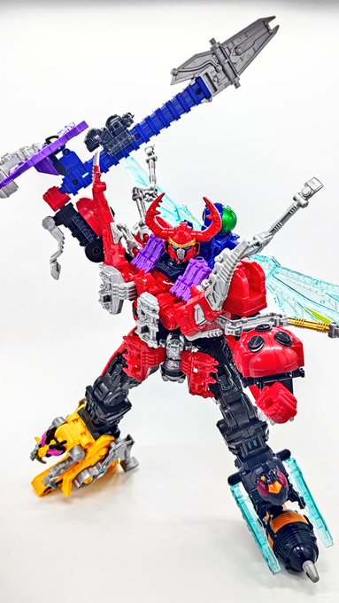 DXキングオージャー、マジでDX玩具と思えないレベルで可動するのでポージングが楽しいです
剣は背中にマウントできるので手に持たせなくても余剰が出ずご安心だ 