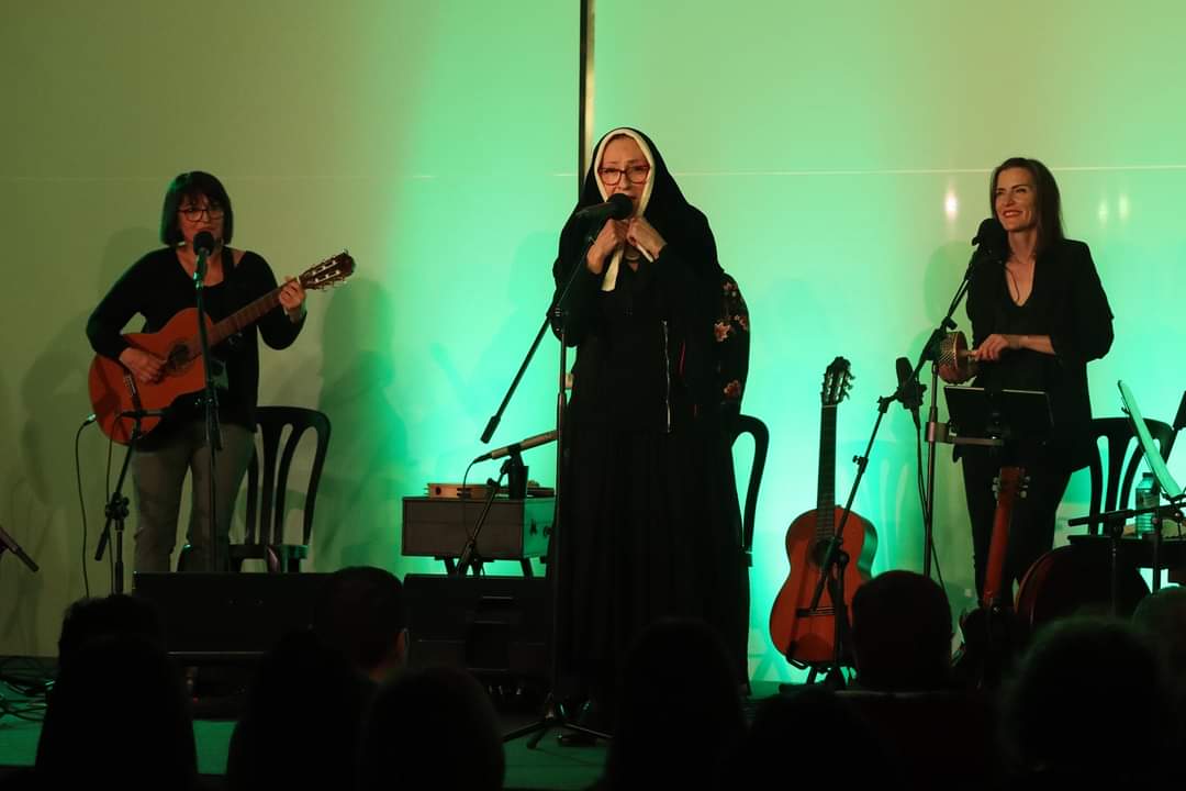 6Veus's tweet photo. Bon dia!
Vos deixem algunes fotos del divendres passat.
 Quin concert més bonic i quin públic més fantàstic vam tenir.
Gràcies a @fundacioculturalcdm  per comptar amb nosaltres.
📷 @ajuntament_torrent https://t.co/ptxB29fVrd