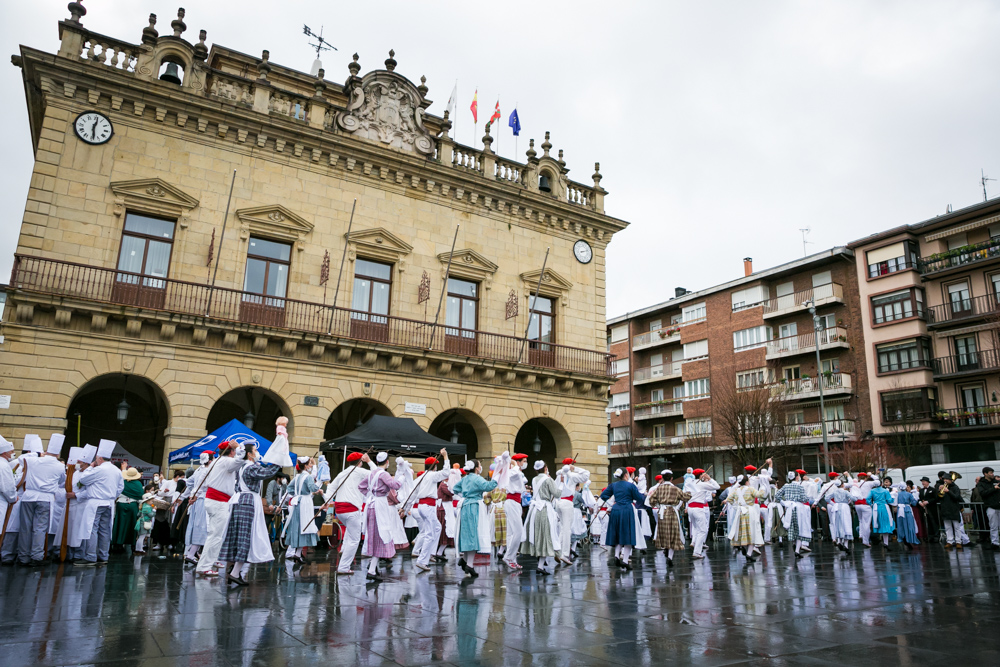 Y tras el desfile de #caldereros de ayer, hoy es el turno de la comparsa de #IñudetaArtzaiak de <a href="/EraikiDantza/">Eraiki Dantza Taldea</a>, que recorrerá las calles de #Irun. 🎼 Este y más planes para hoy, aquí:  👇👇👇 
deplanesporlacomarca.com/agenda/2023-02… 😉#quehacerenlacomarca #planesdefindesemana