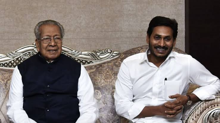 ysjagan's tweet photo. It was a true honour working with Sri @BiswabhusanHC garu, the outgoing Governor of Andhra Pradesh. I thank him for the services he rendered to our State and will always cherish my fruitful association with him. 
I wish him my best in his new role as the Governor of Chhattisgarh. https://t.co/4mFym0Lr03