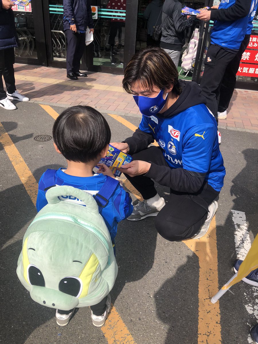 sthtri's tweet photo. しゃがんで渡してくれて😭💓
#香川勇気　選手 https://t.co/zMil0bk7Re