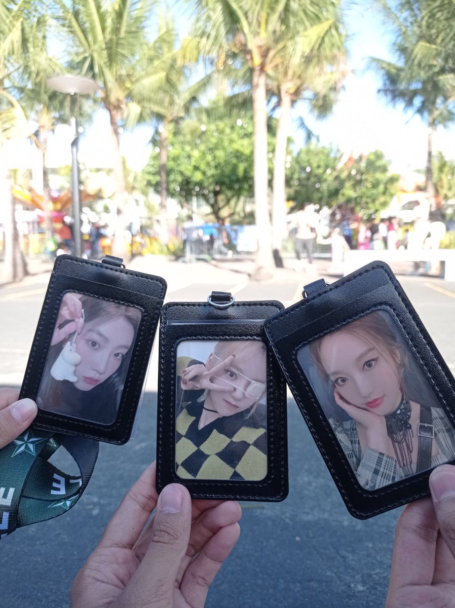 3067haul's tweet photo. loona by the bay 🌊 https://t.co/EmXGitX6qT