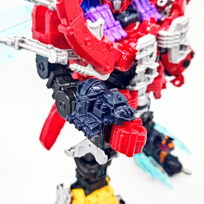 これは本質情報なんですが、ゴッドテントウとジョイント部分が共通しているためキングオージャーの腕にゴッドアントを取り付ける事ができます(逆も然り) 