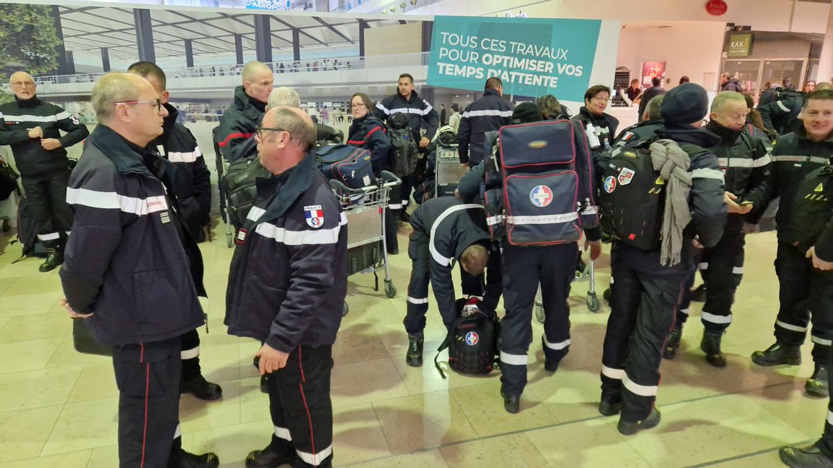 pompiersdugard's tweet photo. Les pompiers du Gard, dans le cadre de l’ESCRIM (mise en place d’un hôpital de campagne) sont partis en Turquie ce matin de Nîmes à 5h. 
Mission: soigner les populations avec 100 interventions par jour avec une équipe de 80 personnes. #TurkeySyriaEarthquake #Turquie #seisme https://t.co/Dl5rvH38rz