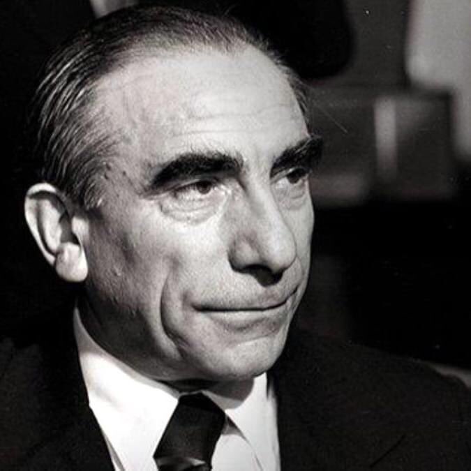 Ülkenin içinde bulunduğu durum için akla Başbuğun sözü geliyor.

"Beceriksizlikle ihanet arasında kıldan ince bir çizgi vardır. Beceremediği halde makam-mevki işgal etmek en büyük ihanettir."

Başbuğ Alparslan Türkeş