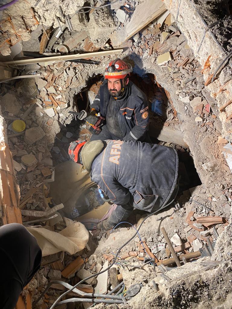 KarsValiligi's tweet photo. İlimizden deprem bölgesine görevli olarak gönderilen UMKE, AFAD, jandarma, emniyet, psikososyal, iş makinesi, teknik, sağlık... tüm ekiplerimiz, çalışmalarına özveriyle devam ediyor. 

Deprem bölgesinde görev yapan tüm ekiplerimize kolaylıklar diliyoruz.

@valiturkeroksuz https://t.co/COTg0khJYx