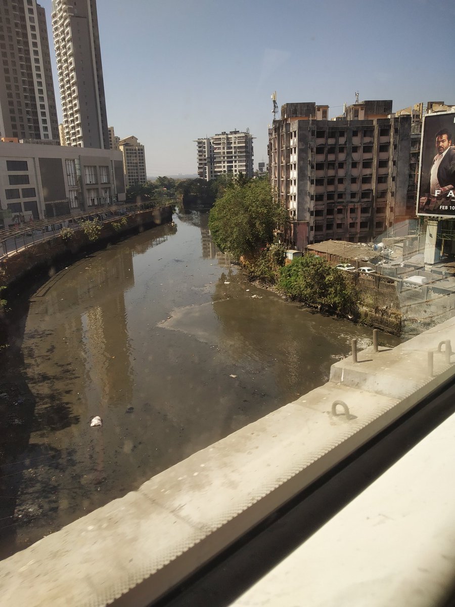 Ye mahan drushya hai, 
Gandagi kar raha manushya hai........

Fir bhi bana raha usi ke upar se 
Elevated path! 

Metro rath!!! 
Metro rath!!! 
Metro rath!!! 

#mumbaimetro2a