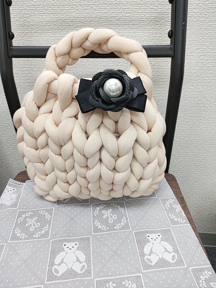 NEXTSMILEAYA's tweet photo. 午前のワークショップは、マンドゥバッグ！
ベージュが人気でしたね!
バッグチャームをお買い上げ頂き、付けての撮影の方も♪
前回解いてしまった方は、さなえ先生からチャンキーを買い大きいバッグを作られて居ました!
2色使いですね～
笑い声絶えない、楽しい時間でした！
ありがとうございました☆ https://t.co/hAhNmdJAnk