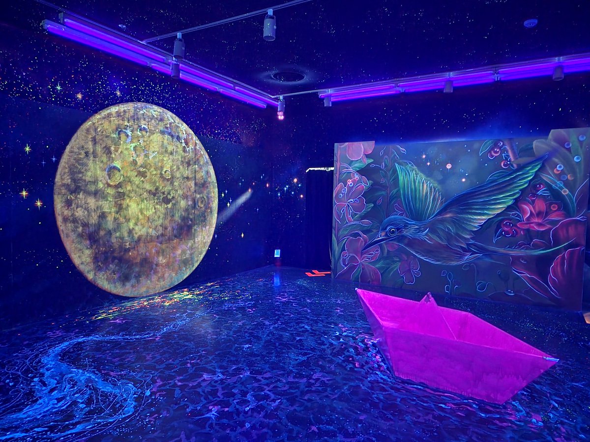 Virtual Reality (VR) 기술은 미래에 중요한 역할을 할 것으로 예상되고 있습니다. VR은 여러 분야에서 사용될 수 있으며, 새로운 경험을 제공하는 것을 가능케 합니다