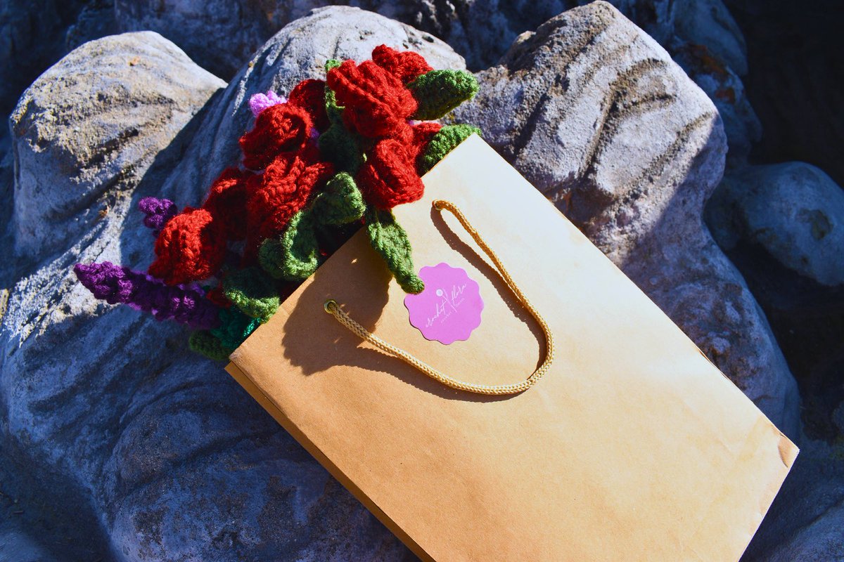 crochetflora's tweet photo. Like a carefully crafted love letter, each of our crocheted flowers is a testament to the beauty of handmade artistry. 💕🌹 #handmadewithlove #crochetflowers #artisanship https://t.co/6lU8knh33H