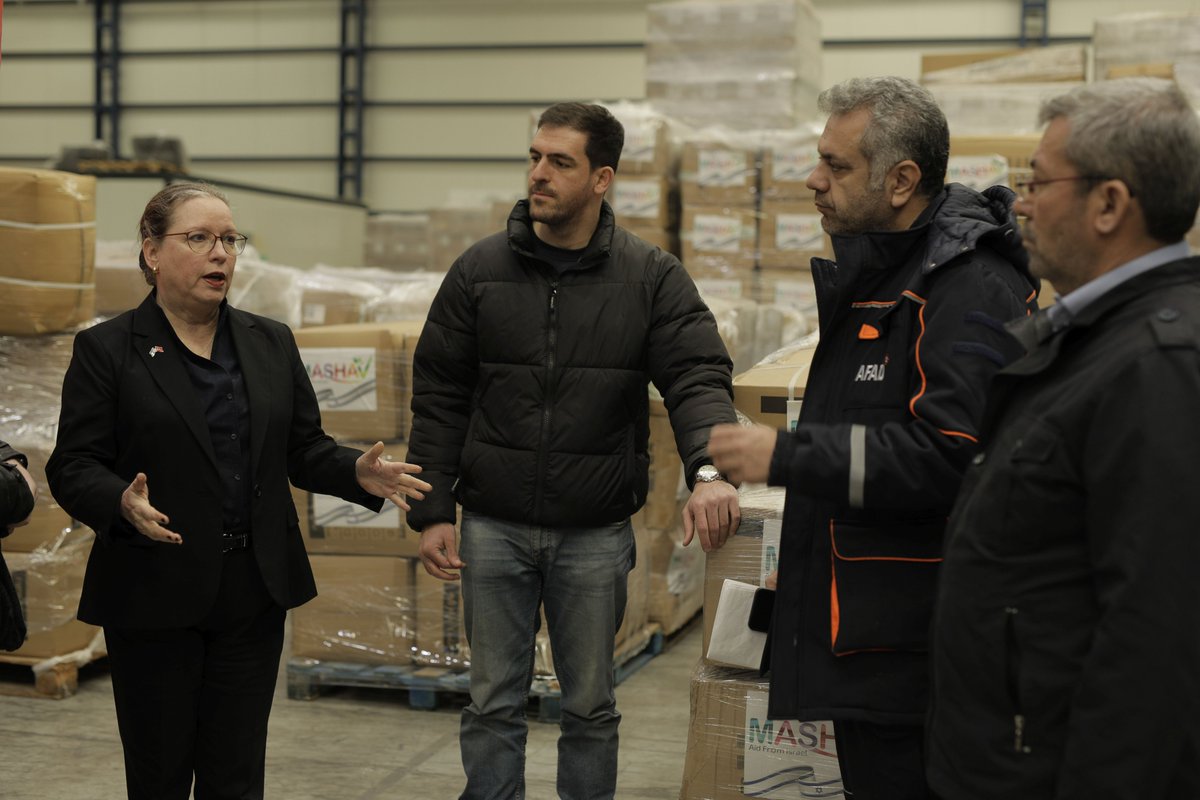 IsraelinTurkey's tweet photo. İsrail Büyükelçisi @iritlillian İsrail’den gelen 60 ton mont, uyku tulumu, yün çorap, bere, eldiven, battaniye gibi #deprem bölgesindeki zorlu hava şartlarından korunmayı sağlayacak insani yardım ve tıbbi yardım malzemelerini @AFADBaskanlik'a teslim etmek üzere dün Adana’daydı. https://t.co/KR7ZWRTjmr