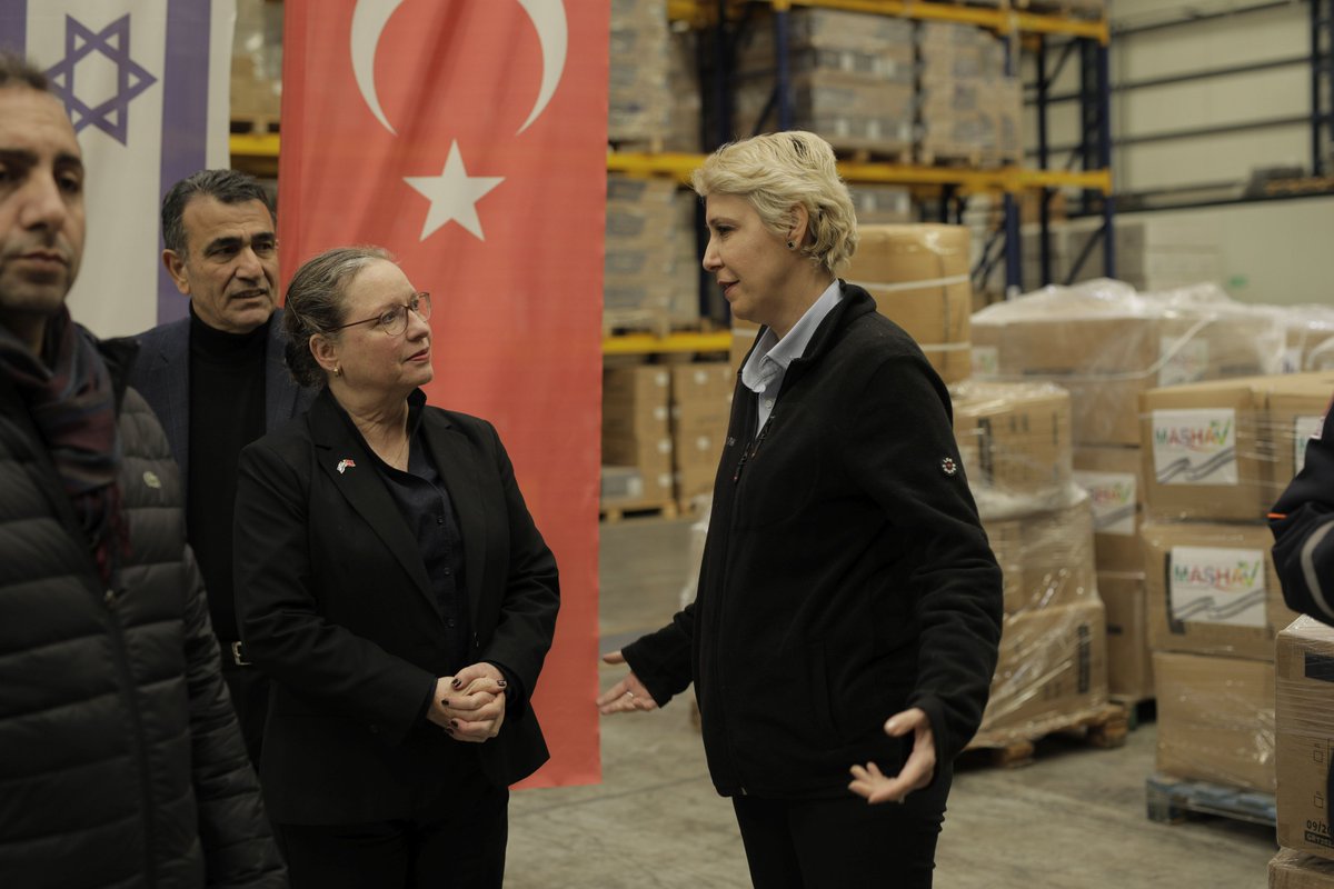 IsraelinTurkey's tweet photo. İsrail Büyükelçisi @iritlillian İsrail’den gelen 60 ton mont, uyku tulumu, yün çorap, bere, eldiven, battaniye gibi #deprem bölgesindeki zorlu hava şartlarından korunmayı sağlayacak insani yardım ve tıbbi yardım malzemelerini @AFADBaskanlik'a teslim etmek üzere dün Adana’daydı. https://t.co/KR7ZWRTjmr