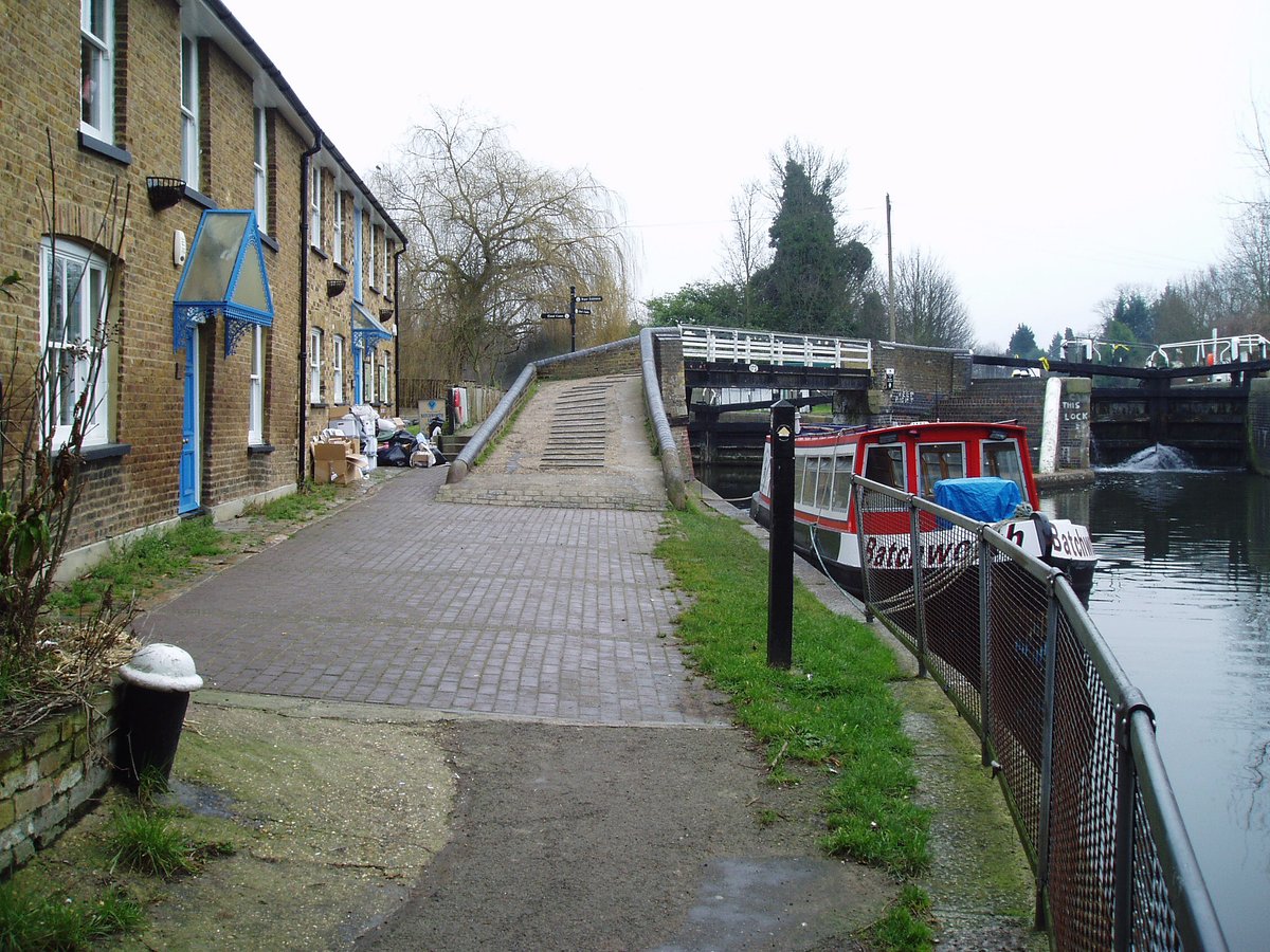 retired_tom's tweet photo. From my archives

#February 2005

#CanalRiverTrust #GrandUnionCanal #Batchworth #Rickmansworth #Narrowboat #Bridge #Lock #ChessLock #Weir 

#Canals &amp; #Waterways can provide #Peace &amp; #calm
for your own #Wellbeing #Lifesbetterbywater https://t.co/eNgqV4GWcl