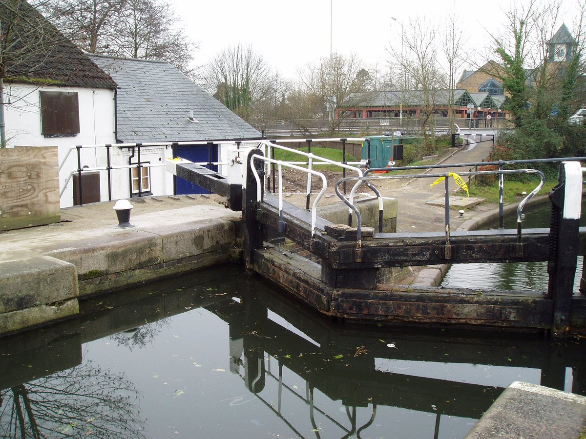 retired_tom's tweet photo. From my archives

#February 2005

#CanalRiverTrust #GrandUnionCanal #Batchworth #Rickmansworth #Narrowboat #Bridge #Lock #ChessLock #Weir 

#Canals &amp; #Waterways can provide #Peace &amp; #calm
for your own #Wellbeing #Lifesbetterbywater https://t.co/eNgqV4GWcl