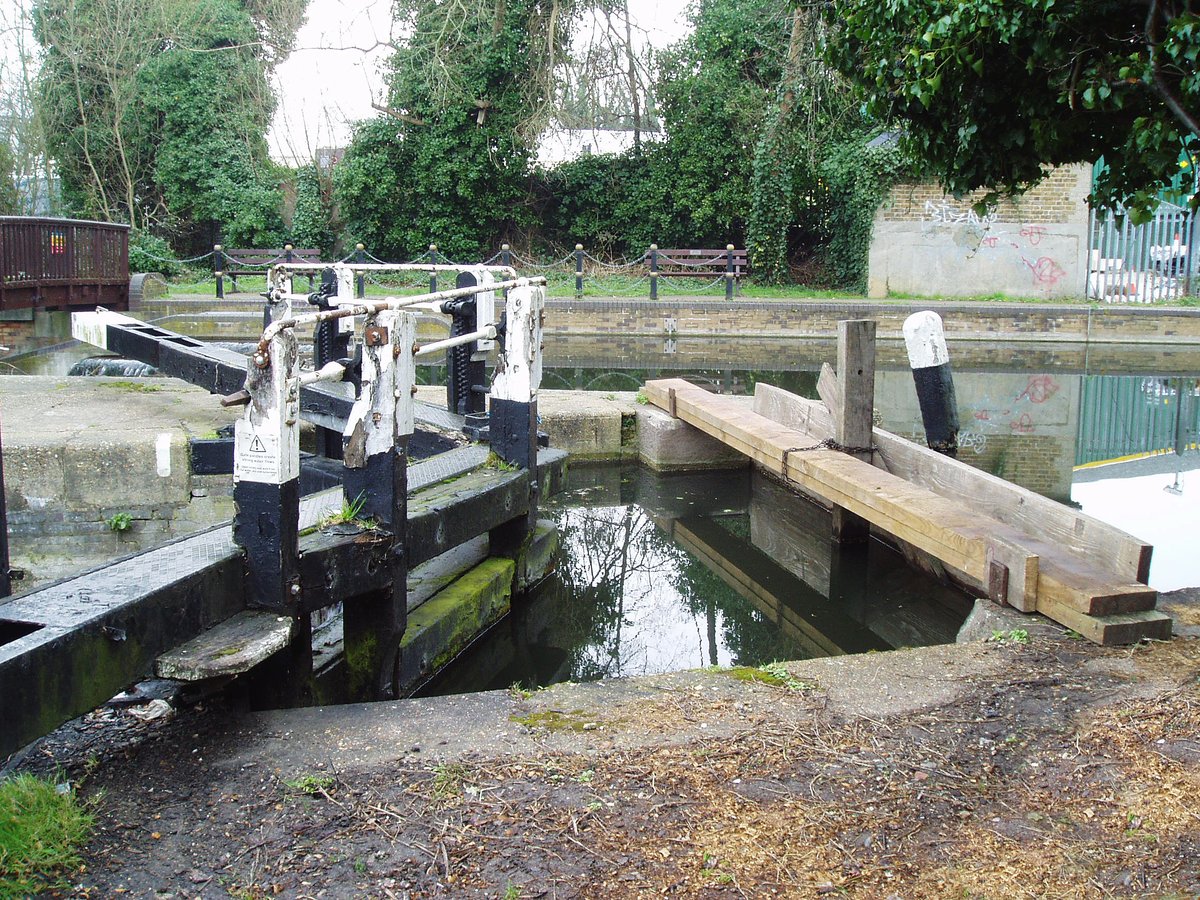 retired_tom's tweet photo. From my archives

#February 2005

#CanalRiverTrust #GrandUnionCanal #Batchworth #Rickmansworth #Narrowboat #Bridge #Lock #ChessLock #Weir 

#Canals &amp; #Waterways can provide #Peace &amp; #calm
for your own #Wellbeing #Lifesbetterbywater https://t.co/eNgqV4GWcl
