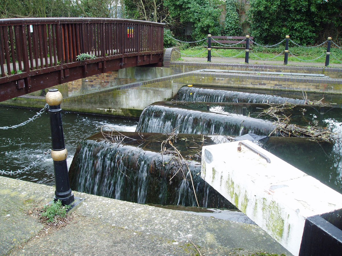 retired_tom's tweet photo. From my archives

#February 2005

#CanalRiverTrust #GrandUnionCanal #Batchworth #Rickmansworth #Narrowboat #Bridge #Lock #ChessLock #Weir 

#Canals &amp; #Waterways can provide #Peace &amp; #calm
for your own #Wellbeing #Lifesbetterbywater https://t.co/eNgqV4GWcl